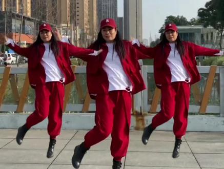 #教程 1打开剪映,2点开始创作,
3点画中画,4点新增画中画,5点智能抠像,6把抠像视频移动到主视频后面合适是位置,复制主视频再次抠像,3胞胎4胞胎用前面的方法制作即可