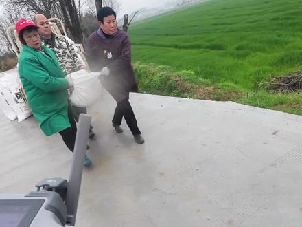 女飞手带你沉浸式体验大疆T100S撒肥作业,选中地块,编辑参数,设置中转点#大疆T100s #无人机打药 #新农人新天地 #赣闽大疆农业 #福建省新农人新飞机