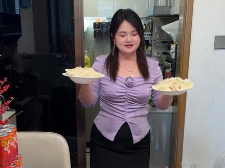 当南北方人一起过元旦,看看震惊南北方人的饮食差异有多大? 今天我北方媳妇做了南北融合菜:北方酸菜油滋啦馅饺子、大葱馅饺、凉菜。南方汤圆、蒜蓉蒸鲍鱼、白灼黑虎虾、香菇油菜等#全国各地的新年祝福请查收 #元旦吃饺子 #南北差异 #酸菜饺子 #抖音生活观察计划