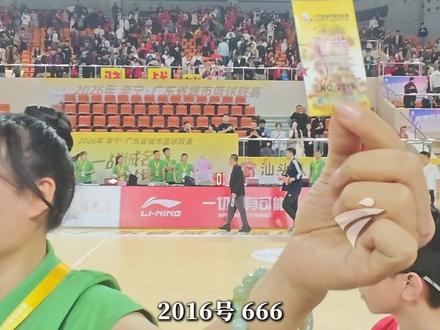 2026广东省城市篮球联赛粤BA汕头赛区揭幕战于3月22日在正大体育馆火热开赛,汕头队主场102:96拿下韶关队,大奖重量超600斤的活牛也在赛后被现场幸运球迷抽中。(广东台记者 朱天宝)