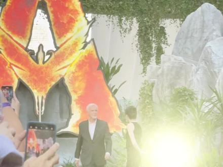 我的《阿凡达3》首映礼全记录来啦 我是第二次见到卡神,六年前主持过他的电影《阿丽塔》的首映礼。
The one and only James Cameron 导演!还有Zoe Saldaña,中文配音阵容邓超、孙俪、黄轩、章子怡,共同见证《阿凡达》系列全新篇章的启航。
这次的黑色礼裙是个低腰设计,超美的,亮闪闪的耳饰看起来像个悬浮的潘多拉树岛。上次主持断了鞋跟儿后,以后都会记得带双备用高跟鞋。
最后,但是很重要的是,要特别感谢子怡姐现场帮我救场~
影片不能过多剧透,就等上映了再聊吧~#阿凡达3 #詹姆斯卡梅隆 #海南岛国际电影节 #王奕芝 #王屹芝