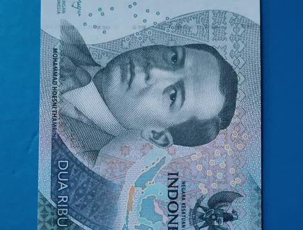 印度尼西亚2000卢比!
印尼新发行的2000卢比纸币的设计和防伪特征如下:
印尼新发行的2000卢比纸币的设计和防伪特征主要包括以下几个方面:
设计元素:
正面:纸币正面印有印尼民族英雄、政治家穆罕默德·胡斯尼·谭林(1894-1941)的肖像。谭林是印度尼西亚独立运动的重要人物,他的形象被印在纸币上,体现了对国家英雄的纪念1。
背面:背面图案展示了跳着盘子舞的苏门答腊岛女子,以及西苏拉威西省武丁吉宜市的锡亚诺克峡谷和黄兰1。
防伪技术:
水印:纸币上采用了凹印图案下的水印设计,增加了防伪性2。
荧光防伪线:在紫外线下,纸币上会有荧光防伪线显现,进一步增强了防伪效果2。
这些设计和防伪特征使得2000卢比纸币不仅具有较高的艺术价值,同时也能够有效防止伪造,保障了货币的真实性和流通的安全性。