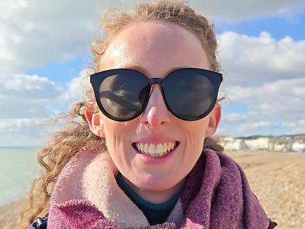 黑斯廷斯英国海边小镇 | 伦敦周边一日游攻略 欢迎这次跟我一起游黑斯廷斯和附近的Battle小镇!
这个两个英国海边小镇充满改变英国的历史,也就是在1066年法国王威廉一世打败英国国王哈罗德的地方。因为距离伦敦只有大概两个小时的车程,如果你住伦敦但是想看看一些其他风景,就很适合一日游,开车或者坐火车都可以。
视频中分享的几个地点包括:
1. Hastings beach (黑斯廷斯海滩),海滩很大但是我比较喜欢东边的部分,因为距离咖啡店、洗手间、老城比较近
2. 卖海鲜的店铺,视频里的地址是RX Fisheries, Rock-a-Nore Road, Hastings, TN34 3DW 但是同一条街上也有其他的
3. East Hill Cliff Railway(斜坡缆车),一般只有周六周日开门,票价£5.50/人。 地址:East Hill Cliff Railway, Rock-a-Nore Road, Hastings, TN34 3EG
4. Rock-a-Nore (渔民的黑色小建筑),其实如果你已经到了斜坡缆车或者卖海鲜的店铺你就已经能够看到~
5. Hastings Old Town (黑斯廷斯老城区),这就有几条街可以逛但是如果要找一条先定位,可以去George Street. 这条街上还有一家特别可爱的咖啡馆,叫Petit Fi,我们在那里吃了早餐,但是还有很多糕点看起来很好吃所以如果你在附近,很推荐但是咖啡店很小所以经常没座位。
如果决定去Battle小镇,Battle Abbey的地址是Battle Abbey, High Street, Battle, East Sussex, TN33 0AE. 票价£13.10-18.50. 这里有导览器但是没有中文的配音,但是这里有很多牌子提供文字的介绍,所以如果你用翻译软件,你还是可以明白重点的。
#不一样的风景 #跟我去旅行 #黑斯廷斯 #英国旅游景点推荐 #英国自由行