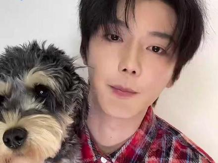 这一场直播在我心中排名第二,高嘉辉全程陪伴直播,还要义务遛狗。第一场就是30万姐妹认证过的。#云熠#郝熠然#云旗