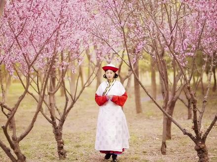 元朝是中国正统王朝,没有争议吧? #国风微电影 #元朝 #历史重演 #传统文化 #察必皇后
察必皇后(约1225年—1281年),元世祖忽必烈的皇后,出身蒙古贵族弘吉剌氏,是忽必烈最宠爱的妻子之一。她聪慧贤明,性格仁慈,深得忽必烈信任,在元朝初期的政治生活中发挥了重要作用。
察必皇后在忽必烈争夺大汗之位时表现出卓越的政治智慧。1259年,蒙哥去世后,忽必烈的弟弟阿里不哥企图篡位。察必得知消息后,果断派人通知忽必烈撤军北返,最终帮助他成功继位。她的果断决策为忽必烈的统治奠定了基础。
她还以仁慈著称。元军灭南宋后,她劝忽必烈善待宋朝皇室,尤其是宋恭帝和太皇太后谢道清,避免了对前朝皇族的过度迫害。此外,她曾劝阻忽必烈将农田改为牧马场,保护了农民的利益,体现了她的仁政理念。
察必皇后不仅是忽必烈的贤内助,还对蒙古社会习俗产生影响。她设计了蒙古帽的前檐和“比甲”,方便骑马射箭,这些创新在当时广为流行。
出镜妆造@张小花-宇莹 武备@柿子菌Stargazer