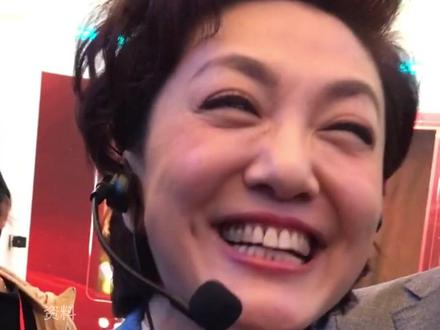 央视知名主持人海霞已任总台总编室播音员主持人管理中心副主任。河南网友偶遇海霞现场认老乡,海霞亲和力十足#央视主持人海霞任新职