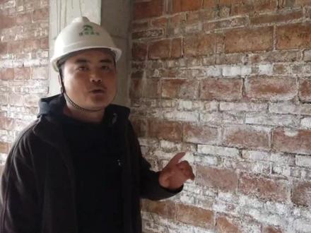 红砖出现反碱是一件很麻烦的事情,批灰了也还会吐白。#农村别墅