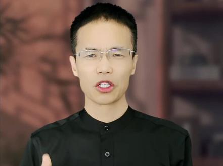 两代中性风——李宇春与潘美辰:女人也可以阳刚美! 两个女人,两种时代,同一种争议。潘美辰用磁带炸开中性风的第一道裂缝,李宇春用选票把这道裂缝炸成通天大道。
没有互联网的年代,她靠一盘磁带征服全亚洲。互联网刚冒头的年代,她靠全民投票劈开传统审美。两个时代的阳刚之美,谁更胜一筹?
谁说女生不能帅过男生? 从《我想有个家》到《超级女声》,揭秘潘美辰与李宇春背后的时代密码。她们的中性风到底是无奈之举还是高级审美?
拒绝容貌焦虑! 看看这两位乐坛传奇如何把“不像女人”活成最高级的赞美。潘美辰的坚韧VS李宇春的洒脱,哪一种力量更能击中你的心?
80后vs90后,两代中性偶像的较量!潘美辰的孤勇vs李宇春的从容,阳刚之美从不是标签,看完你会重新定义“酷”!#女人 #男人 #社会百态 #知识分享 #热门
