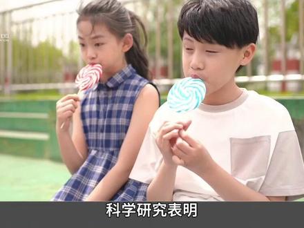 小时候吃糖,会导致长大得糖尿病? 警惕“甜蜜的陷阱”!儿童过早过多接受添加糖,可能对成年期造成健康损害。 #青少年健康 #糖尿病 #甜食爱好者