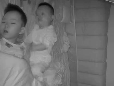 经常把哥哥当成妈妈,但一次都没有把爸爸认错过~ #人类幼崽成长守护 #谁的被窝里没有两小可爱