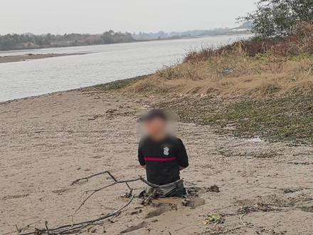 男子在河边捡田螺不慎被困泥潭,消防员抛出安全绳与腰带让其佩戴,随后上演“拔萝卜”式救援。#江西dou知道 #田螺 #河边 #吉安