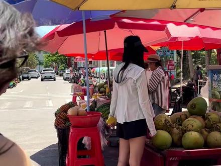开局负债500万,还能实现逆风翻盘?!这姐的人生剧本,编剧 都不敢这么写!@Ninikiki
她真的太太太狠了!
从帮家里还债500万➡️给自己买3000㎡海景房,每天睡6小时;
她说“赚得再多我也会给我的桌子贴膜”
她说“一天要是有48小时就好了”
她说“我可以不吃不喝不睡觉,只要干不死就往死里干”
她说 “我不说苦也不说不公平,先苦后甜”
她说“我信命也信运,更信凡事发生皆有利于我”
她说“总有一天我要比追我那些优越男生赚更多的钱”
她说,她不是富二代,她只是那个不敢闲、不敢认命的搞钱姑娘!房子是她自己挣的,底气是她自己给的,只活一次,所以拼尽全力!I want it I got it!
#2026美学大赏 #春日安心装 #roomtour #抖音宝藏生活家 #探家