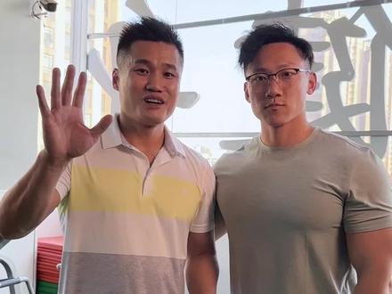 当世界大力士冠军遇到奥运冠军!致敬偶像!#寻找民间最强大力士 #是时候展现真正的技术了 #体育精神 #精神氮泵