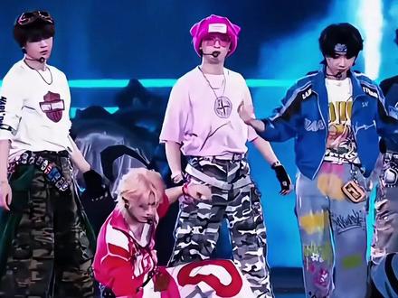 时代少年团集体入住新平台这一夜,断层领跑、超强路人盘、抽象达人,在宋亚轩身上展现的淋漓尽致#时代少年团 #宋亚轩 #丁程鑫 #娱乐评论大赏 #内容启发搜索