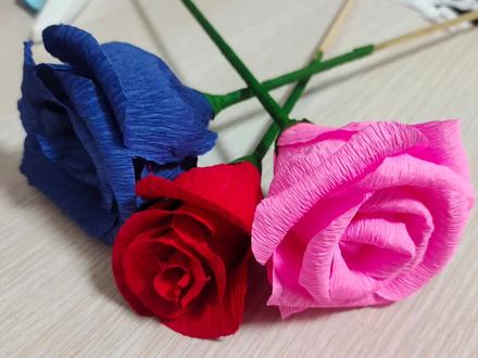 皱纹纸做的玫瑰花一起做起来吧,也可以包装成一大束花送人哟😊😊