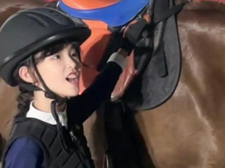 内蒙的骑术给人的感觉是洒脱,英式骑术给人的感觉是气质~#刘格格 #东风奕派008 #家用大型SUV的黄金标准