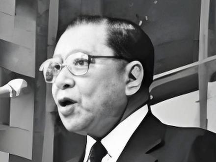 澳门的何,是何贤的何。何贤(Ho Yin,1908年12月1日—1983年12月6日),广东番禺人,出生于广州十二甫的长兴里,曾任澳门政府政务委员会、立法委员会华人代表。7岁时何贤在一家私塾念书。1921年离家到广州沙基(今六二三路)一间粮庄当学徒,16岁时被粮油店老板聘到店里当掌柜。21岁时与好友何善衡、马子登在广州上九路开办了一间汇隆银号。1938年10月逃亡到中国香港,继续做货币买卖。1941年冬迁居中国澳门,任大丰银号司理,后任大丰银行董事长兼总经理,澳门镜湖医院值理、副主席、主席。1942年初化解澳门货币短缺金融危机。1943年底与封锁澳门的日军交涉,化解澳门饥饿危机。1947年起任澳门中华总商会副主席、副理事长、理事长、会长。1950年后任澳门政府立法委员会华人代表,澳门东亚大学校董会主席,全国工商联常委。1954年当选为第二届全国政协委员。1955年起被任为“澳门政务委员会华人代表”。从1975年起,连续当选为第四、第五、第六届全国人大代表。1978年当选全国政协常委。1983年当选为第六届全国人大常委会委员。1983年12月6日因肺癌在香港伊丽莎白医院病逝,享年75岁。何贤热心教育、慈善、文化、公益等社会事业,为澳门经济社会发展、祖国现代化建设做出了重要贡献。在澳门具有崇高的政治地位,享有广泛的社会声誉。曾获葡萄牙基利斯督大勋章、葡萄牙红十字会荣誉十字勋章等荣誉,是澳门史上首位获“澳门荣誉市民”称号的华人。在民间素有“影子澳督”、“澳门王”等称号。#何贤 #老照片 #风与潮