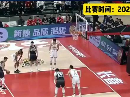 广体直播!广东今晚大战辽篮,杜锋趁火打劫,胡明轩拒绝轮休 北京时间1月11日,CBA新赛季首场“辽粤大战”正式开打。虽说辽篮休赛期遭遇“拆家”,主力离队的离队,退役的退役,本赛季战斗力直线下滑,但辽粤大战的影响力还在,无论双方实力有如何变化,这些年来积累下来的恩怨毕竟摆在这里。不用多说,广东打辽篮必然全力以赴,能赢20分绝对不赢10分,而辽篮也将抵抗到底,并不会因为双方客观存在的实力差距而早早投降!今晚七点半锁定广东体育频道,广体将全场进行粤语直播。请各位球迷敬请关注!