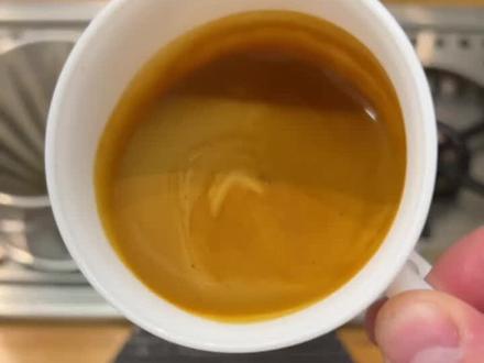 #今天你喝咖啡了吗 #咖啡 #现磨咖啡 #意式浓缩 #磨豆机
萃取意式浓缩,伽利略Q18磨豆机应该怎么调整?
最近很多小伙伴,看了我之前的笔记,给我私信,问我伽利略Q18磨豆机应该怎么调整,这里我来简单出个视频,做一个参考,看看能不能帮助到你…
另外,作为商用磨豆机,压仓是非常关键的,因为不压仓,研磨没有稳定性可言,豆子无法正常研磨,所以无论是研磨度还是研磨的量都是不正常的,所以家用的情况下,我也建议压仓,放好大概7-10天的量,喝多少再补多少,这样豆子才能正常的定量研磨…
所以,有需要的小伙伴请把视频看完,对你一定要帮助,记得收藏点赞加关注哦…