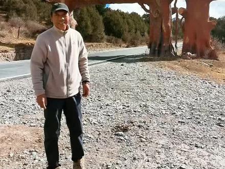 初秋时节的昂塞大峡谷 摄影师:我的好友@辉狼
位于青海省玉树藏族自治州杂多县的昂赛大峡谷,境内有丹霞地貌、森林草原、峡谷流水等丰富的自然景观,属三江源国家公园澜沧江源园区。其中昂赛的丹霞地貌以白垩纪丹霞地貌为特色,是青藏高原发育最完整的丹霞景观区,兼具石炭纪、二叠纪石灰岩峰林景观。其地质特征融合了高原切割作用与河流侵蚀作用,形成巷谷、石峰、石柱等独特地貌形态。除了奇特的地貌,昂赛大峡谷生物多样性丰富,孕育了雪豹、金钱豹等多种野生动植物,有“高山生态系统中的旗舰物种”之称的雪豹频频在此现身。#爱护大自然保护野生动物 #旅行推荐官 #人与自然和谐共处 #野生动物零距离 @DOU+小助手 @DOU+上热门