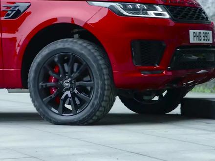 路虎揽胜运动挑战天门山999级台阶,一个失误便车毁人亡!