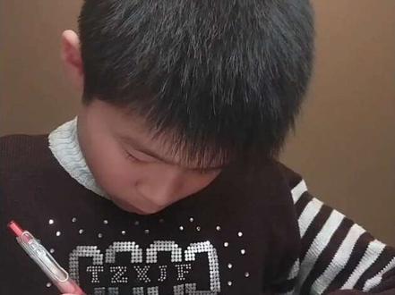 四年级小学生沉浸式做英语手抄报#手抄报 #小学生作业