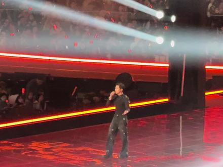 #湖南卫视跨年晚会 #黄景瑜 黄景瑜唱完玫瑰窃贼开跑车离场