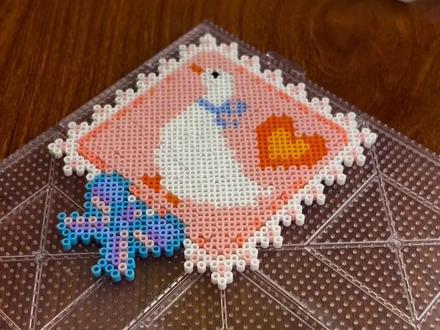 拼豆图纸高颜值好看小鼻嘎拼豆简单可爱拼豆图案拼豆怎么拼豆教程 谁懂啊!拼豆也太治愈了吧~🥰
不用会画画,跟着拼豆图纸小图摆一摆,1 小时就能 get 软 fufu 的拼豆,学生党解压、送人当礼物都超可,新手宝子直接抄作业!
📦 拼豆入门材料清单(不浪费版)
▫️ 豆子:首选 融合豆(质量好),必买黑 + 白 + 基础色系,别囤随机混色桶(用不上还浪费)
▫️ 工具:透明带格拼豆板(29x29cm 够用)+ 弯头镊子(夹豆不手抖)+ 食品级烘焙油纸(代替助烫纸)+ 可调温熨斗(控温关键)
▫️ 辅助:带隔板收纳盒(按颜色分类)+ 重物(冷却定型)
👉 拼豆买哪家?拼豆图纸大全超全,搭配买更省心!
🖌️ 拼豆教程新手 3 步走(以小鼻嘎拼豆为例)
选图备料:挑拼豆简单小图(小鼻嘎、迷你拼豆水果都超适合入门),打印拼豆小图纸垫在拼豆板下,对应颜色豆子倒小盘里
摆豆技巧:从左下角开始,先沿拼豆图案勾深色轮廓,再往中间填色,每颗对准拼豆板凸点,拼错用镊子轻轻挑,别硬扯
熨烫定型:熨斗开 130-150℃预热 3 分钟,盖两层油纸匀速按压 10 秒(看到豆子边缘融化就停),翻面再熨 8 秒,立刻用重物压 5 分钟冷却,防止卷曲
✨ 热门拼豆图片合集(附难度)
✅ 0 难度(闭眼冲):拼豆图纸小鼻嘎(圆嘟嘟表情包)、迷你拼豆字母、草莓 / 樱桃挂件
✅ 进阶款(成就感拉满):抽象拼豆几何图案(渐变配色超吸睛)、卡通头像(拼豆图纸大全搜 “新手友好款”)
💡 新手避坑指南
❌ 别买 “三无” 豆子:熨烫释放异味,认准 GB 6675 安全标准
❌ 熨烫别高温:超过 180℃会糊豆,可调温熨斗 yyds
✅ 小技巧:想做立体挂件?趁热轻轻弯折;做冰箱贴就粘块磁铁~
整理了 200 + 免费拼豆图纸,含拼豆图纸小鼻嘎、迷你拼豆、抽象拼豆等热门款,还有拼豆图片参考,关注我,不定期免费送
拼豆真的越玩越上瘾,成品挂在包包、钥匙上,回头率爆表~新手宝子别害怕,跟着步骤来,第一次就能成功!
#拼豆 #拼豆豆 #拼豆图纸 #拼豆简单可爱小图案 #拼豆图纸简单