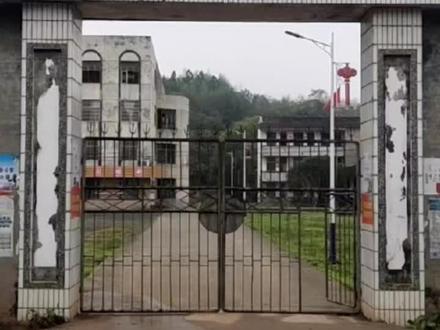 福溪中学的校舍已成为鸡肋。城镇化建设过程中乡村的人口越来越少!1997年年底福溪中学搬入这个新校舍,学生接近700人,现在这个学校已并入台源镇芙蓉学校,留下原初二初三两个班共58个学生守住学校。