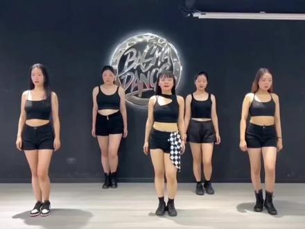 我们的老师火了 同时也被网暴了。
整理了下罗艳Kiki老师带过我们的舞,她是个细心,认真,严格且有趣的人。
不管网友怎么评论,请做自己。我们懂你。请带着你的幸福早日回归🥰
#罗艳跳舞 #婚礼跳舞