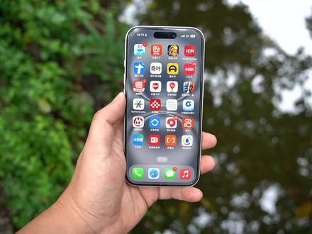 续航强、音质好、综合体验优秀!iPhone16详细测评 iPhone16体验下来,续航非常优秀,这可能是近几年iPhone续航提升最明显的一代。具体数据在视频都列出来了,如果日常工作使用,iPhone16可以撑两天的时间,不夸张。相机按键作为新加入的硬件功能,启动相机无疑更方便了,在横着拍照的时候,也可以使用相机按键方便的更改参数,但有一定的学习成本,毕竟这一颗按键就集合了三种操作-按下、按压、滑动。另外音质不得不提,相比上代更好了,本来iPhone的音质对于安卓就是降维打击,这一次iPhone16的音质有增无减,低音体感一如以往的好,音量似乎提升了,现在低音量就可以满足日常刷视频的音量要求了。其他方面在系统体验方面,iOS版应用一如既往的使用舒适,甚至有些软件,感觉和安卓版是两个不同的软件了。就拿大家常用的微信来说,iPhone多出了好几个功能,包括视频通话的特效动画,层叠窗口、动态照片等等,具体大家就看视频吧。总的来说,iPhone16的综合体验优秀,选它没错!#iPhone
#iphone16 #苹果手机 #苹果16