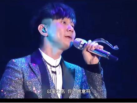 林俊杰 《起风了》是由高桥优作曲、米果作词、买辣椒也用券演唱的歌曲讨论,于2017年2月22日以单曲形式发行,后因未获版权问题而下架,于2018年12月3日以单曲形式重新发行。
2019年10月31日,由吴青峰演绎的版本获得2019亚洲新歌榜港澳台年榜金曲奖。
林俊杰多次在演唱会等场合演唱《起风了》,其充满爆发力的高音和细腻情感演绎形成独特版本,并衍生出多个4K修复版现场视频资源。
创作背景
《起风了》改编自日本歌手高桥优创作并演唱的歌曲《ヤキモチ》,买辣椒也用券和好友米果十分喜欢这首歌的伴奏,便重新作词创作成了歌曲《起风了》,但该曲发行不久后便因改编未获版权问题下架。出于对歌曲本身质量的认同,网易云音乐帮助买辣椒也用券向日本版权方、高桥优的企划制作团队提出了正版合作。高桥优在听了《起风了》后尤为喜爱,并给了买辣椒也用券很高的评价。买辣椒也用券直赴日本,在高桥优团队的指导下录音演唱,高桥优也对买辣椒也用券给予了很多指导和鼓励。整个企划和录音制作过程历时两个月,由高桥优监修,他的乐队亲自操刀编曲及录音,最终该曲得以重新发行。
歌曲鉴赏
由买辣椒也用券演绎的《起风了》从器乐、编曲、到录音,百分百还原了温暖的日系旋律。但是实际上,这首歌并不好唱,尤其是旋律最动听的副歌桥段,不仅要唱出起伏变化,还要在密集的歌词中保持不换气。而由吴青峰演绎的版本则赋予了歌曲空灵美妙的意境,吴青峰雌雄莫辨的嗓音,把歌曲里的青春翻涌唱得纯净无瑕,不沾染俗尘。有趣的是,买辣椒也用券的音色和吴青峰恰恰相反,她有着一副中性成熟,带着男声质感的女嗓,两人共同交织出了两版各有千秋,令人回味无穷的《起风了》。
发行信息
2018年12月3日,由买辣椒也用券演绎的《起风了》重录版独家上线网易云音乐,25天播放量破亿;截至2020年4月7日,该曲在网易云音乐平台播放量突破12亿,乐评超33万。
2019年1月11日,由吴青峰演绎的《起风了》在网易云音乐上线,两分钟评论数突破999+,58分钟破万;1月12日,该曲拿下网易云音乐飙升榜及新歌榜双榜冠军;1月30日,该曲在网易云音乐上线19天后播放量突破1亿,评论数也突破13万;此外,该曲还拿下4天网易云音乐飙升榜冠军、18天新歌榜冠军和周榜热歌榜冠军。