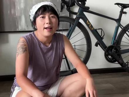 雨季徒步怎么防蚂蝗???
雨季徒步很难避免蚂蝗暴击,尤其在川西、云南、西藏2700-3800m海拔之间,阴雨天徒步更是,溪流边、蕨类、草地……都是蚂蝗胜地。怎么尽量避免蚂蝗呢?
1. 服装——蚂蟥容易从脚踝,腹部,袖口钻入,穿长袖长裤同时把裤脚塞进鞋袜里,上衣下摆塞进裤子中。高邦徒步鞋和加厚的袜子也是保障(虽然有部分倔强蚂蝗隔着裤子也能吸🩸)防蚂蟥袜——防蚂蟥袜和雪套类似,但是更为封闭,它像袜子一样将脚也包在里面,让蚂蟥没法进入腿部。
2.徒步时酒精、盐巴带上,蚂蟥怕盐——盐中含有氯化钠、碘化钾此类的强电解质,一旦与蚂蟥分泌体液的外分泌细胞接触,就会导致蚂蟥脱水而放松吸盘脱落。
3. 云南草甸这些常见的都是旱蚂蝗,吸盘在叮咬的时候会释放“麻药”,被咬的感觉:痒,有轻微痛感(痛感个体差异比较大,也有小伙伴完全不疼也不痒)。
4.如果感觉到身上有蚂蝗,不要慌,蚂蟥在皮肤上吸血时,不能直接用手拔掉。如果强行拔出蚂蟥,它吸血的吸盘会断在皮肤里,可能引起感染。撒盐或者喷酒精,都能让它脱落。待蚂蝗脱落后,用碘伏消毒。
5.蚂蝗会分泌抗凝血剂,如果血流不止,需要用消毒棉球和绷带按压止血。观察伤口,严重就医。
#徒步 #蚂蝗