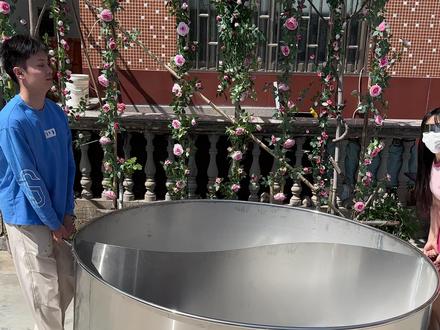 挑战在火锅温泉里待24小时!这么大的火锅你们见过吗