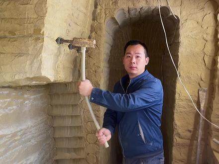 小伙悬崖绝壁凿石屋,用电锤打快还是,钢钎二锤快!