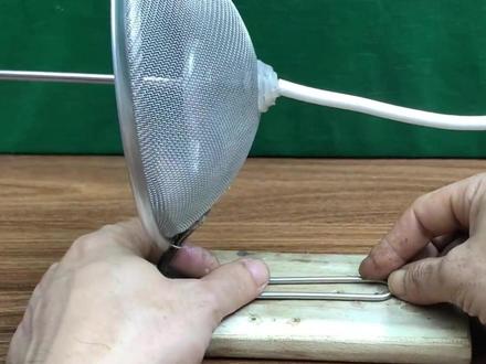 废旧漏勺 + 气嘴 + 易拉罐,自制电视天线