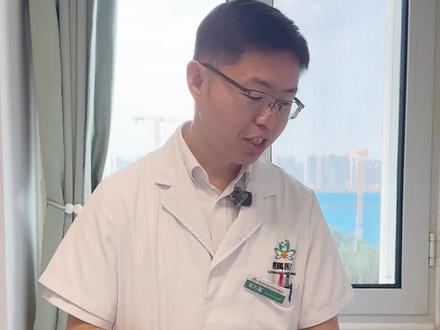 都说急性肾衰竭有机会恢复,那么如何判断急性和慢性呢?
可以从四个方面判断:
1,看肾脏大小,急性肾衰竭肾脏体积往往还是正常的。
2,看甲状旁腺素,甲状旁腺素升高是慢性肾衰竭的并发症,急性的一般是正常的。
3,看是否有急性肾衰竭诱发因素,如发病前有突发的心衰~严重的脱水~或者用了肾毒性药物~又或者输尿管梗阻等,如果有其中一种或者几种有助于判断急性肾衰竭。
4,看指甲肌酐,指甲中也有肌酐。指甲每个月平均增长3㎜,指甲从根部长到边缘,大概需要四个月的时间,如果查边缘部的指甲肌酐升高了,说明四个月前就是高的,就进一步说明是慢性的。反之则可能是急性的。
#肾衰 #肌酐 #肾功能 #肾病