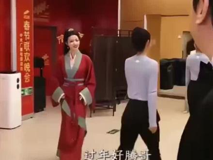 春晚后台#王楚然 被被#沈腾 即兴问候“血压挺好的?”当场问懵,王楚然一脸懵不像演的