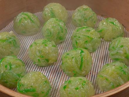 马上就过年了,餐桌上也不能总是大鱼大肉,来上一道萝卜水晶丸子,寓意团团圆圆#年夜饭 #每天分享做菜