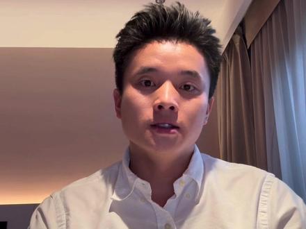 孔明朗律师最新发声: 非常感谢大家这段时间的持续关心!大家的的善意和温暖,大家给予了孔律师前行和坚持的力量!大家一定理智理性,不要信谣和传谣
孔律师想说:
只有先做好一个人,才能做好一个好律师!
勇敢是人类最稀缺的美德,知难而行才是真正的勇者,只有勇敢、善良的人,才会让这个世界变得更好!
孔律师会坚持为真理而辩,为正义而辩,为法律的尊严而辩,作为一个法律人,孔律师希望成为一个榜样,给我身后的年轻人一些指引,想要让他们知道,我们是可以去做有勇敢的、有良知的法律人的。
如果命运之神将我们推向了关键时刻,给予我们那么一次捍卫公平正义的机会,希望我们都能像我们想象中的那么勇敢!孔律师可以问心无愧的回答自己:“孔明朗你做到了”。希望大家都可以做到!这个世界会因为我们变得更好的!今晚21:30在直播间和大家见个面#孔明朗律师