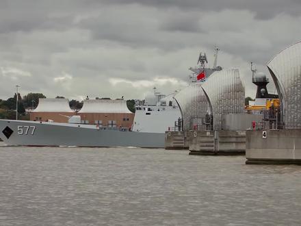 中国海军新青年 054A型护卫舰,中国海军量产数量最多的主力护卫舰,具备均衡的防空、反舰、反潜能力,配备双1130近防炮,末端防御强悍,是航母编队的贴身带刀侍卫,常年护航远洋、守疆卫海,被誉为海军“远洋劳模”!#全球创作者计划 #054a护卫舰 #军事科普 #军事科技 #国之重器