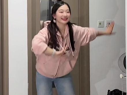 虞书欣进行曲火了,回过头看欣欣青你的舞台直拍,发现不管是在边缘还是在C位,她永远在最好的状态😭做的每件事都拼尽全力,就是爱自己!#爱己进行曲 #虞书欣进行曲 #我怎么这么好看舞蹈