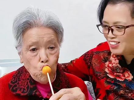 #抖音玩法合伙人计划#对口型#逗老妈一笑#幸福的陪伴#抖音小助手 老妈从小没有妈妈从没喊过“妈妈”两字,今天逗她开心,她第一次说出“妈妈”两字,有点不自然却超暖心💝陪伴是最长情的告白,愿时光温柔待她🌹🌹