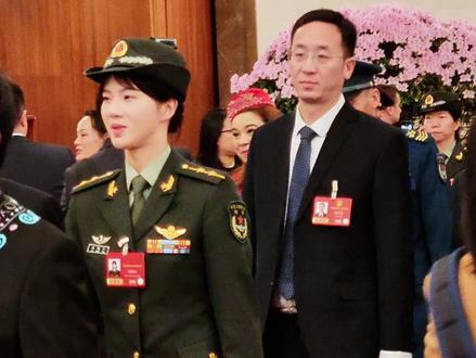 “最美女飞行员”徐枫灿亮相全国两会,这也是她第四次参加全国两会。