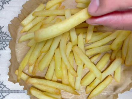 空气炸锅炸薯条,你们知道怎么做才能和快餐店卖的一样吗,按照我这个方法一起试试吧#空气炸锅 #空气炸锅薯条#热门