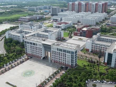 欢迎来到黄冈应急管理职业技术学院
在荆楚大地的东北部,有一座充满文化底蕴的城市——黄冈。这里诞生了众多名人,流传着许多动人的故事。而在这片人杰地灵的土地上,有一所独具特色的高等学府正熠熠生辉,它就是湖北黄冈应急管理学院。
是全国第一所专门的应急管理高职院校,由黄冈市人民政府举办、湖北省应急管理厅合作共建 ,是经湖北省人民政府批准、教育部备案同意设立的全日制公办普通高等职业院校。
如果你心怀梦想,渴望在应急管理领域一展宏图;如果你热爱学习,追求知识与技能的提升;如果你期待一个丰富多彩的大学生活,那么湖北黄冈应急管理学院将是你的不二之选。这里,是梦想起航的地方,是成就未来的摇篮。加入我们,一起在知识的海洋中遨游,在实践的舞台上绽放光彩,共同书写属于你的精彩篇章!(感谢学长送来的无人机素材)#湖北黄冈应急管理职业技术学院 #志愿填报 #大学推荐#新媒体运营