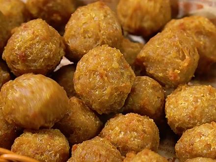 #美食教程 #地方特色美食 #湘菜 #美食推荐#肉丸 #炸肉丸 饭店的炸肉丸到底是怎样做的,到底是淀粉还是面粉,今天用我这个方法做,放凉也不会回软#民间传统美食