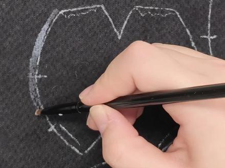 做了一对姐妹兔兔
这本书很适合新手学习哦,衣服的图纸也比较简单
#手作 #关节玩偶 #手作玩偶 #diy #手作教程