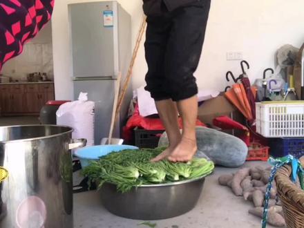 浙江绍兴的养猪大妈,用脚踩冬腌菜,味道特别鲜 #民间传统美食 #乡村味道 #地方特色美食 #我的乡村生活 #酸菜 #农村美食 #平凡生活 #分享农村美食