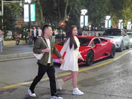 小牛和法拉利F8,哪个地位高一点呢??